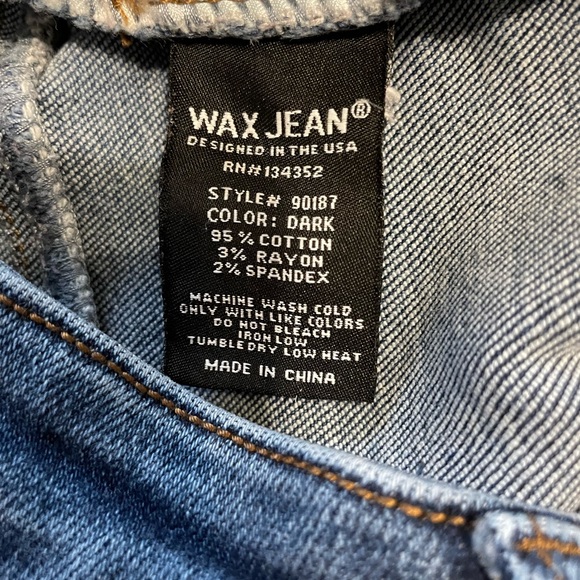 Blue Jeans Distressed - Picture 2 of 6